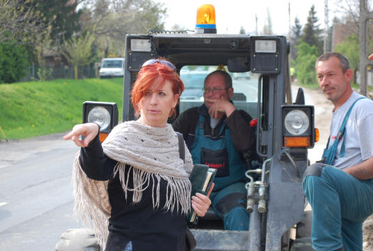 A k�rzet k�pvisel� asszony figyelemmel k�s�ri a beruh�z�st.