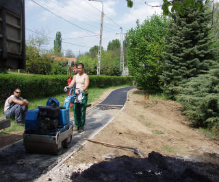 Aszfaltoz�s a Vas�t utca �s vas�ti h�d k�z�tt